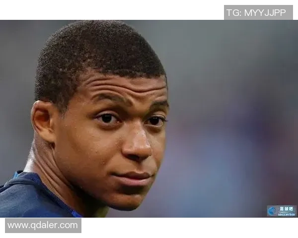 足球球星扇子热潮掀起 收藏价值与纪念意义并存的全新趋势